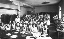 Teilnehmerinnen an der Nähschule der AWO Neuburg 1951
