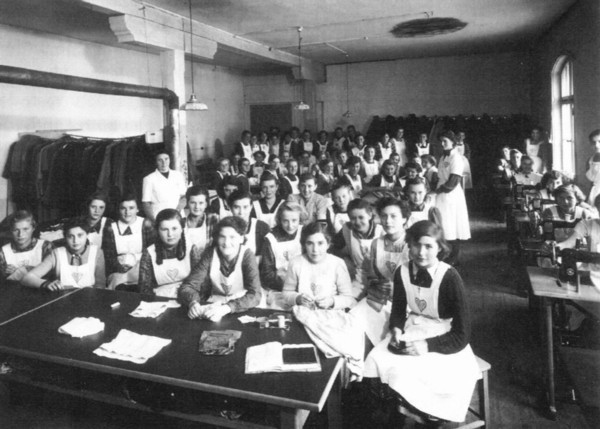 Teilnehmerinnen an der Nähschule der AWO Neuburg 1951